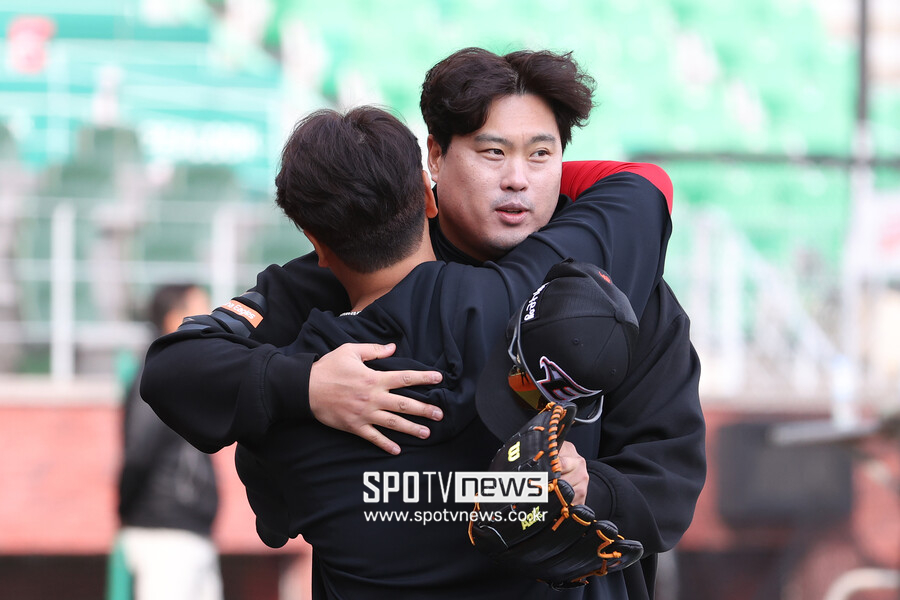 ▲ 한화 류현진과 SSG 추신수가 포옹을 나누고 있다. ⓒ곽혜미 기자