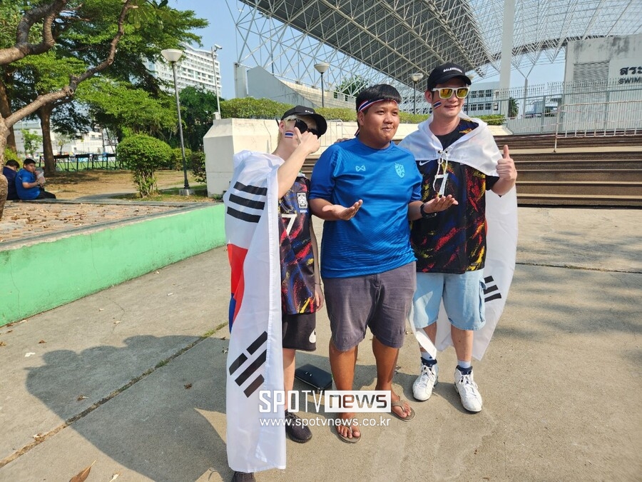 ▲ 방콕 거주 교민 임현식 씨는 아들 임세진 군과 응원을 왔다. 연예인으로 보고 기념 촬영을 요청하는 태국 팬이 많았다.