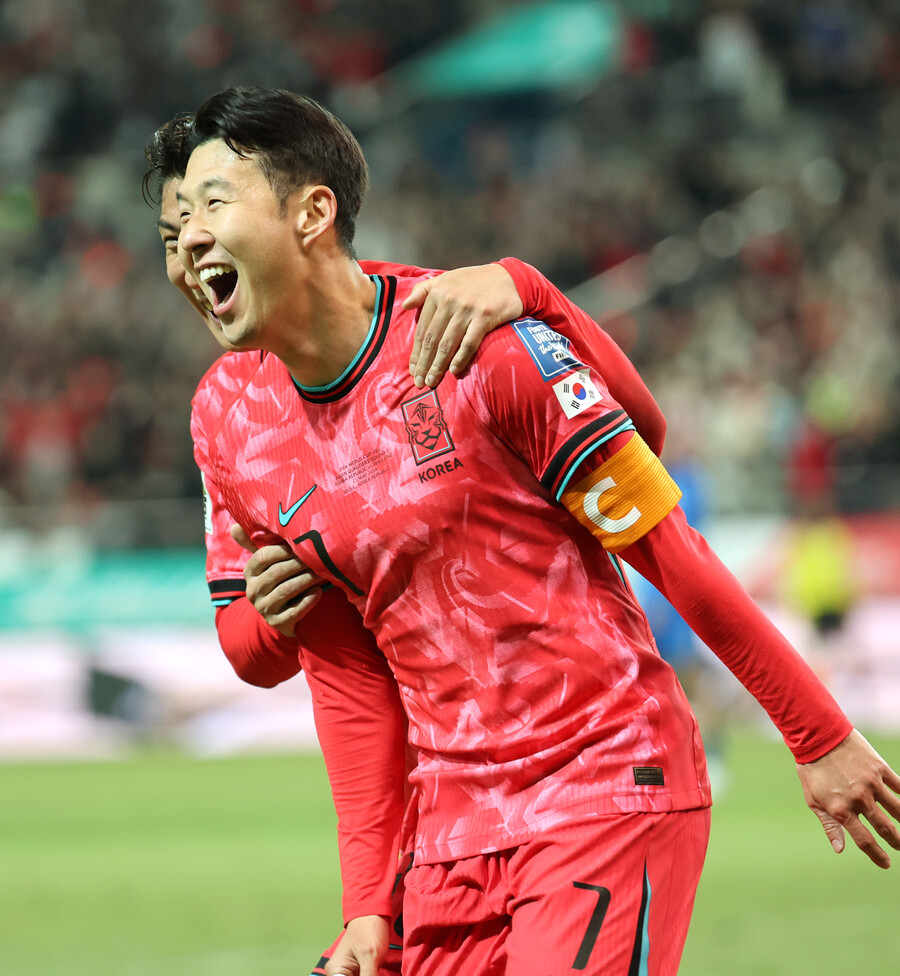 ▲ 21일 서울월드컵경기장에서 열린 2026 북중미 월드컵 아시아 지역 2차 예선 C조 3차전 한국과 태국의 경기. 한국 손흥민이 선취골을 넣고 환호하고 있다. ⓒ연합뉴스