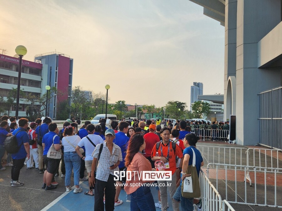 ▲ 초대형 국기로 태국 축구대표팀을 응원한 태국 팬들, 경기 시작 전 양팀 대표팀이 등장하자 서로 환호했다.
