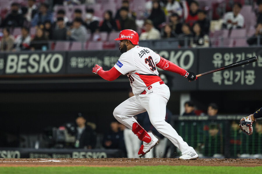 ▲ 1-1로 맞선 8회 귀중한 결승 적시타로 팀 승리를 이끈 소크라테스 브리토. 소크라테스는 이날 2안타를 기록하며 팀 타선을 이끌었다 ⓒKIA타이거즈