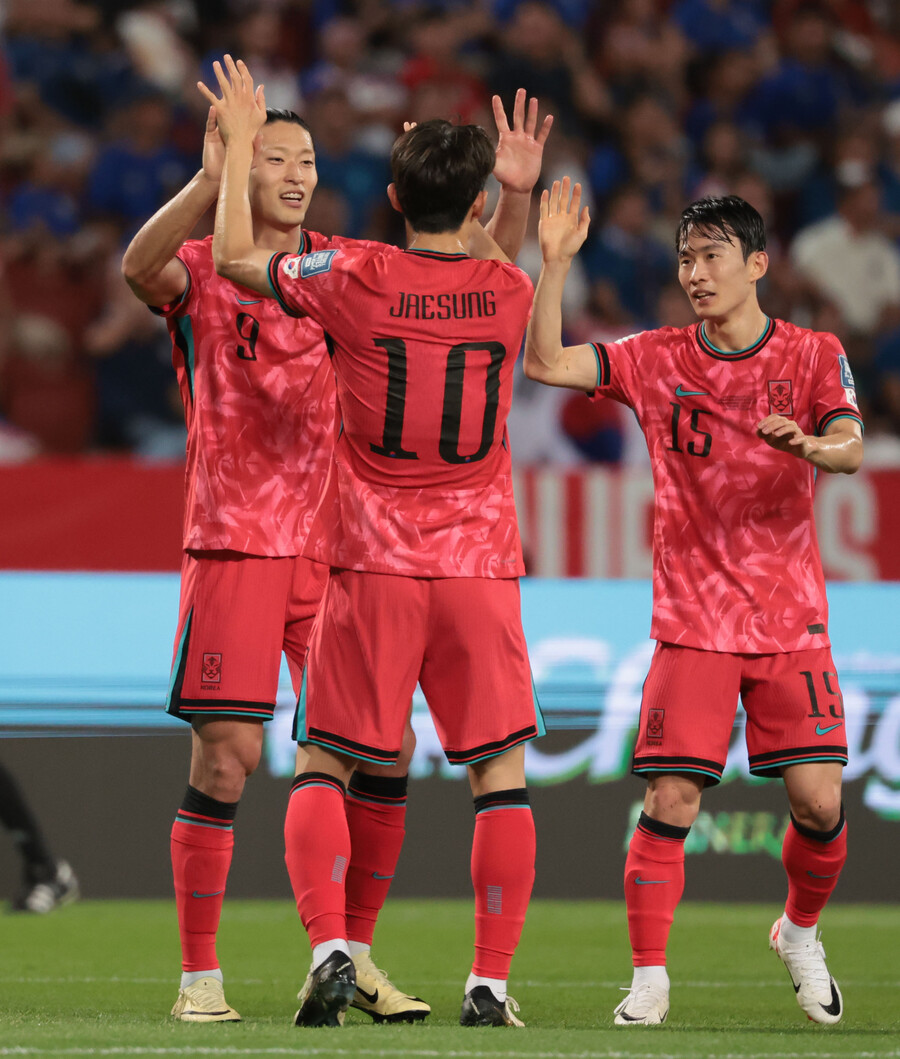 ▲ 한국 축구대표팀은 26일 오후 9시 30분(한국시간) 태국 방콕 라자망갈라 국립경기장에서 태국과 2026 국제축구연맹(FIFA) 북중미 월드컵 아시아 2차 예선 조별리그 C조 4차전을 치르고 있다. 전반전 선제골을 넣으면서 1-0으로 앞서고 있다 ⓒ연합뉴스