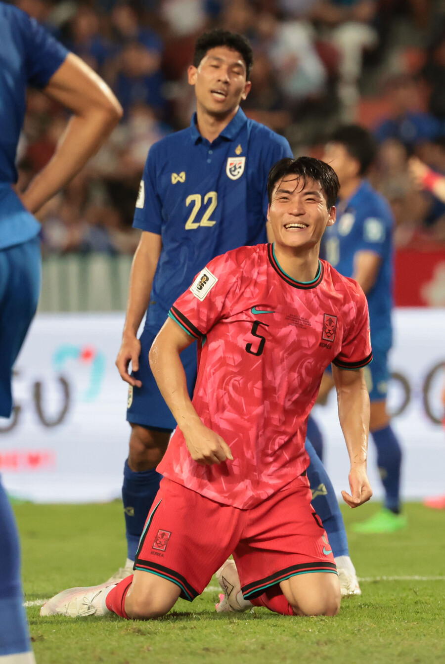 [방콕 NOW] 교체로 들어와 '무릎 꿇고 팔 번쩍' 짜릿골 박진섭 "힘들었던 태국 원정, 3-0 이겨 기분 좋다"