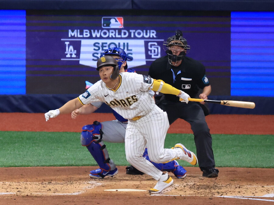 ▲ MLB.com은 샌프란시스코 개막전 선발이 우완 로건 웹인 것을 고려해 김하성을 비롯한 주전 선수들의 틀은 흔들지 않을 것으로 내다봤다. 김하성은 5번타자 유격수 선발 출전이 유력하다. ⓒ연합뉴스