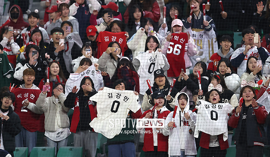 ▲ 김강민이 나오자 김강민의 유니폼을 들고 응원하는 SSG 팬들의 모습이 보인다. 한화는 26일 인천 SSG랜더스필드에서 열린 SSG와의 경기에서 6-0으로 승리했다. ⓒ곽혜미 기자