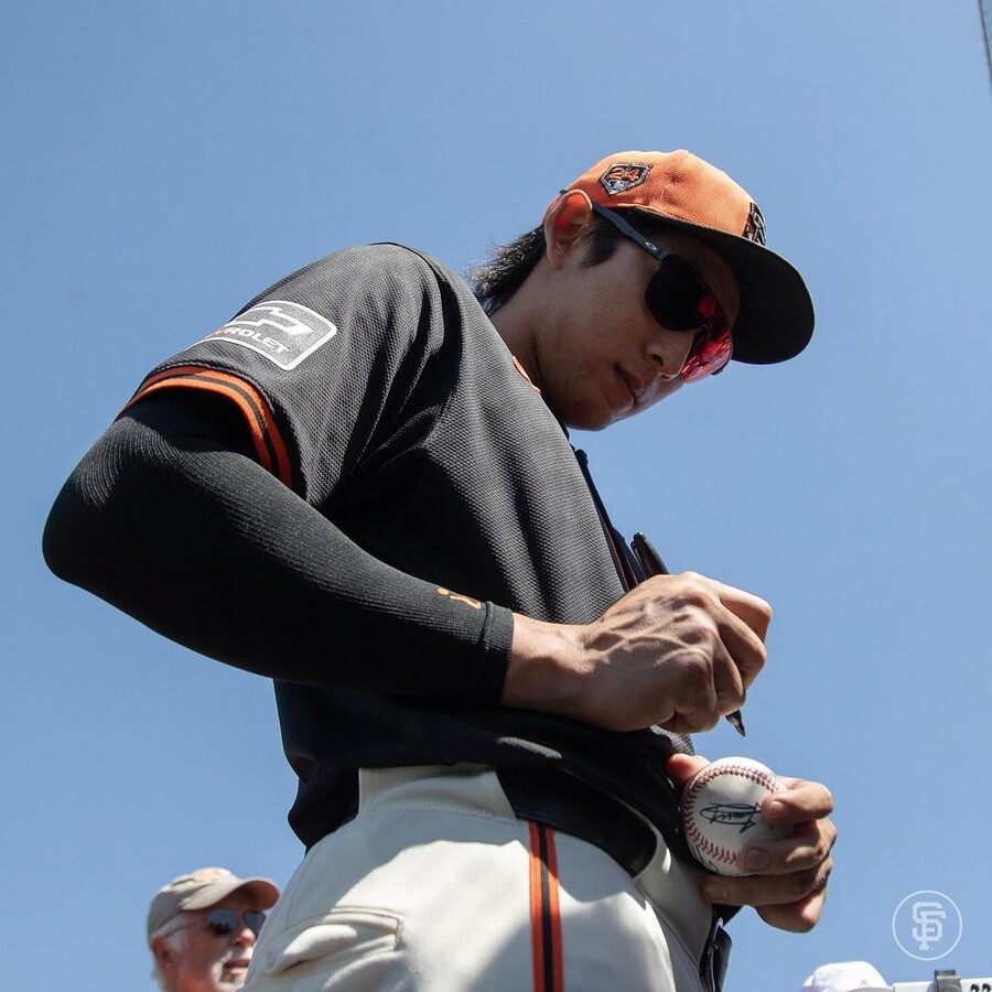 ▲ 샌프란시스코 자이언츠의 이정후가 팬들에게 사인을 해주고 있다. ⓒ샌프란시스코 자이언츠 공식 SNS