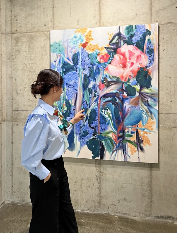 ▲ 인터스텔라 갤러리에서 전시하고 있는 안진의 작가 작품을 굿즈 디자인에 접목시켜 다양한 패션 아이템들을 선보인 리사킴. 제공|리사킴