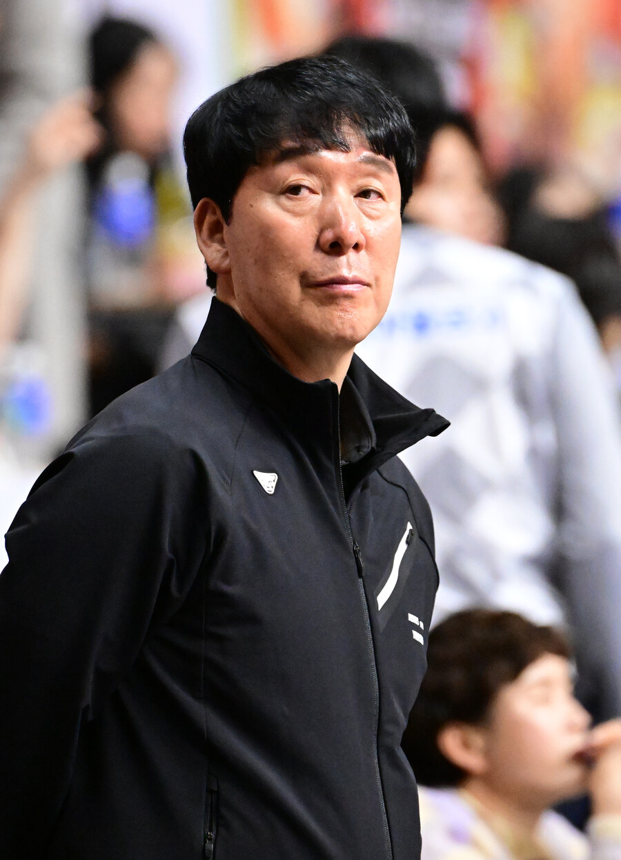 정규리그 1위 대역전의 비극…우리카드 끝내 신영철 감독과 결별 "재계약하지 않기로" [공식발표]