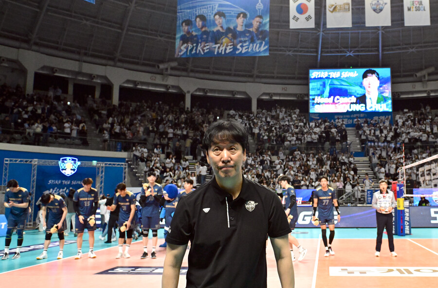 ▲ 신영철 우리카드 감독이 6년의 세월을 뒤로 하고 우리카드를 떠난다. 우리카드는 정규리그 1위를 질주하다 대한항공에 역전을 당하면서 2위로 마치는데 만족해야 했다. ⓒKOVO