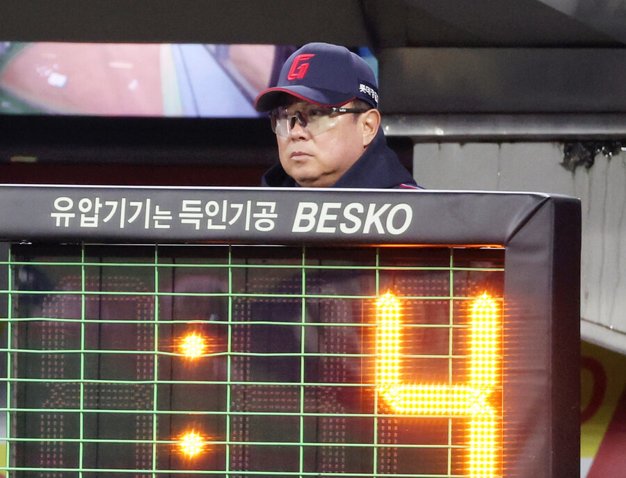 ▲ 지난 주말 인천에서 열린 SSG와 개막 시리즈에서 모두 진 롯데는 주중 3연전 루징시리즈까지 확정되며 4연패에 빠졌다. 김태형 롯데 감독도 롯데 지휘봉을 잡은 뒤 아직 첫 승을 신고하지 못하고 있다.ⓒ연합뉴스