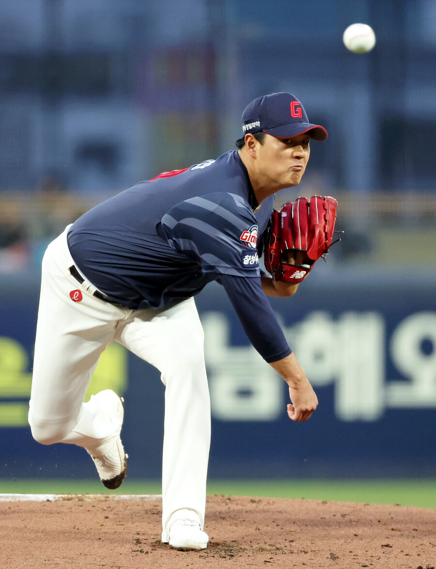 ▲ 롯데 선발 나균안은 1회 수비의 도움을 받지 못하며 5이닝 7피안타(1피홈런) 4볼넷 3탈삼진 6실점(3자책점)으로 힘을 쓰지 못했다. 1회 6실점 이후 2회부터 5회까지는 무실점으로 잘 버티며 자존심을 세웠지만 1회 수비 문제가 영 아쉬웠다. ⓒ연합뉴스