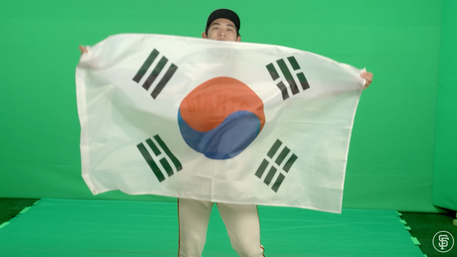 ▲ 태극기를 휘날리며 구단 프로필 사진을 찍은 샌프란시스코 외야수 이정후.