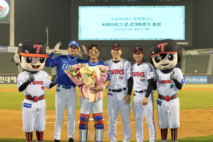 ▲삼성 포수 강민호가 KBO리그 최다 경기 출장 기록을 작성한 뒤 기념 촬영하고 있다. ⓒLG 트윈스