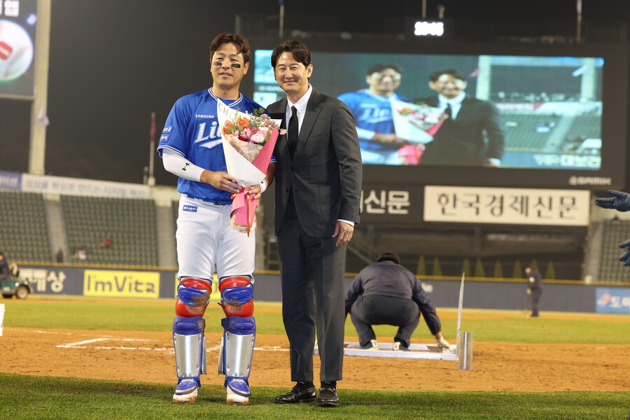 ▲삼성 강민호가 박용택 해설위원과 기념촬영을 하고 있다. ⓒLG 트윈스