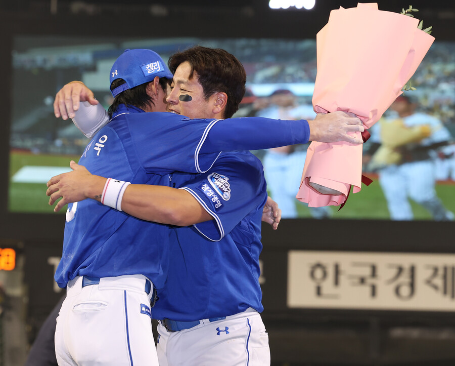 ▲최다 경기 출장 기록을 세운 강민호(오른쪽)가 구자욱과 포옹하고 있다. ⓒ삼성 라이온즈