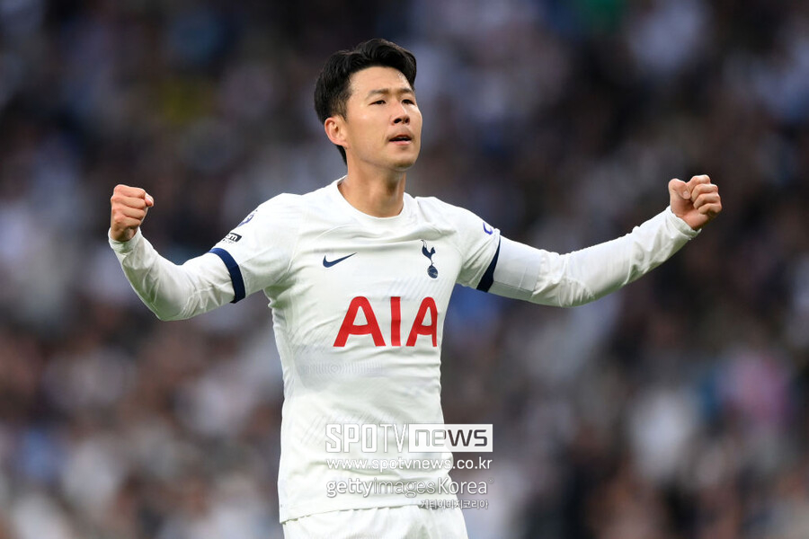 ▲  손흥민은 이번 시즌 엄청난 활약을 선보이며 토트넘의 공격을 이끌고 있다. 현재까지 프리미어리그 25경기에 출전해 14골과 8개의 도움을 기록했다. 1992년생의 나이이이게 경기력이 떨어질 가능성도 있었다. 또한 지난 시즌 콘테 감독의 전술적 희생양이 되며 많은 골을 넣지 못했다. 
