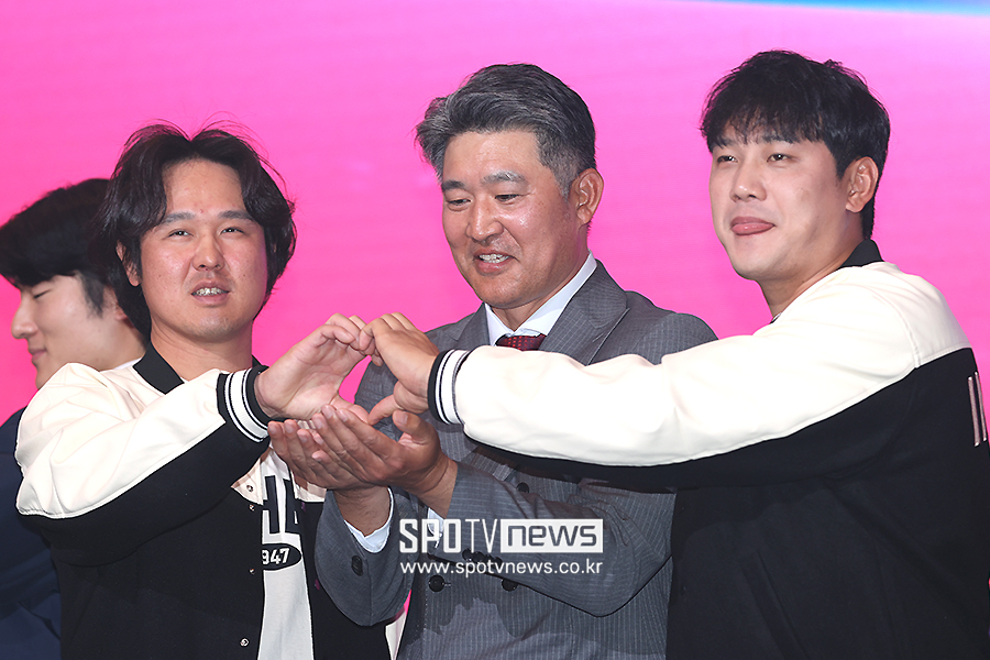 ▲ 최정과 이숭용 감독, 서진용(왼쪽부터)이 미디어데이 때 기념 촬영을 하고 있다. ⓒ곽혜미 기자