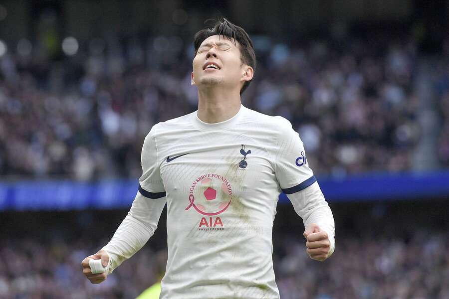 ▲ 토트넘은 결국 후반 41분 손흥민의 결승 골로 2-1 승리를 거뒀다. 손흥민은 박스 안쪽에서 브레넌 존슨이 내준 패스를 받아 슈팅을 시도했다. 이 슈팅은 루턴 타운의 일본 수비수 하시오카 다이키의 가랑이를 맞고 골문 안쪽으로 빨려 들어갔다. ⓒ연합뉴스