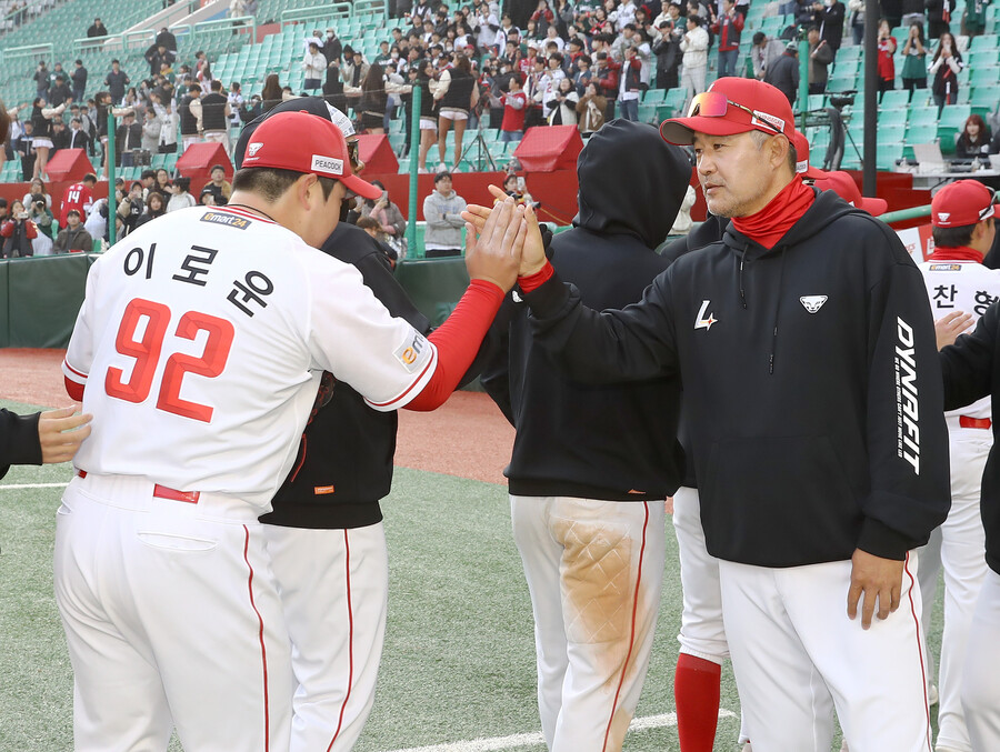 ▲ 이숭용 감독은 시즌 전 이야기했던 구상을 지금까지 잘 지키며 두 마리 토끼를 잡아가고 있다 ⓒSSG랜더스