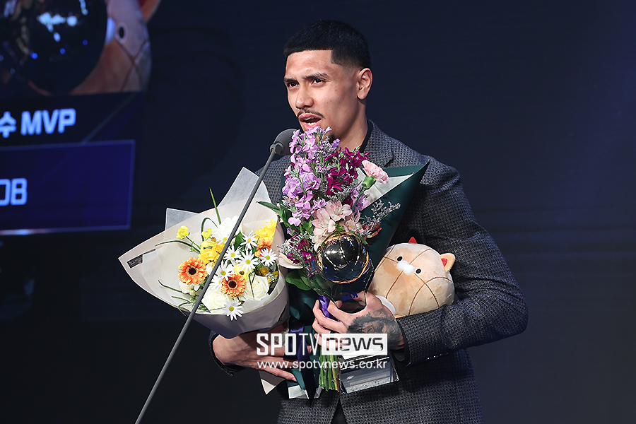 [포토S] 국내 선수 MVP 선정된 이선 알바노
