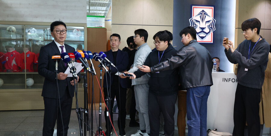 ▲ 정해성 축구국가대표 전력강화위원장이 2일 서울 종로구 대한축구협회에서 제5차 전력강화위원회 결과 브리핑을 하고 있다.ⓒ 연합뉴스