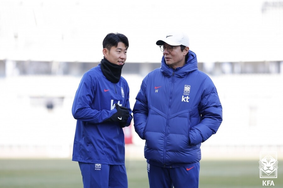 '겸직' 생각 없다는 황선홍, 대표팀 사령탑 후보 들었다...정해성 위원장 공개적으로 '태국전 리더십' 호평
