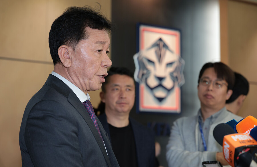 ▲ 정해성 축구국가대표 전력강화위원장이 2일 서울 종로구 대한축구협회에서 실시한 제5차 전력강화위원회 결과 브리핑을 하고 있다. ⓒ 연합뉴스