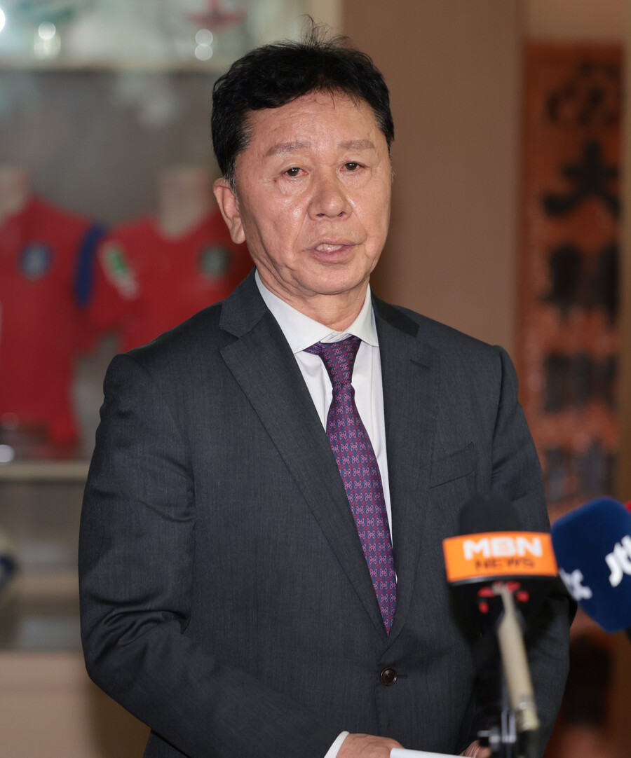 ▲ 정해성 축구국가대표 전력강화위원장이 2일 서울 종로구 대한축구협회에서 실시한 제5차 전력강화위원회 결과 브리핑을 하고 있다. ⓒ 연합뉴스