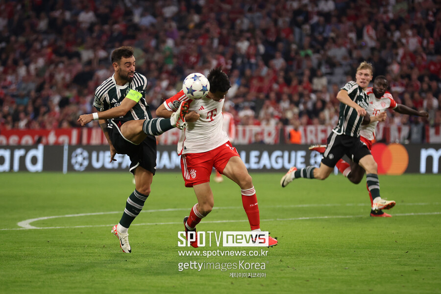 ▲ 2023-24 유럽축구연맹(UEFA) 챔피언스리그 조별리그에서 맨체스터 유나이티드 브루노 페르난데스를 수비하는 김민재.