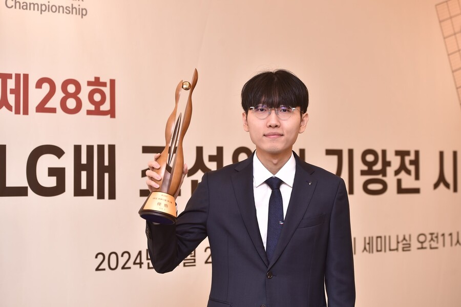 LG 트윈스, 7일 승리기원 시구에 신진서 프로