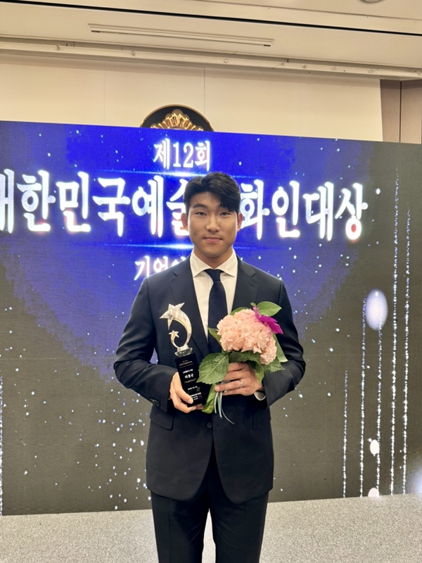 ▲ 지난 3일 열린 대한민국 예술문화인대상에서 스포테이너부문을 수상한 이장군. 제공|장군엔터테인먼트