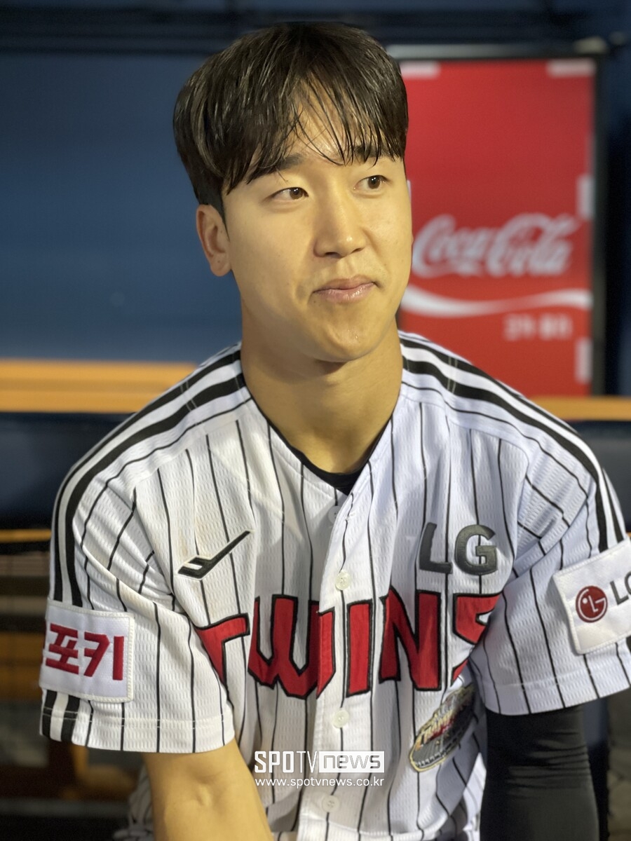 ▲ LG 구본혁이 4일 NC전 끝내기 안타 후 인터뷰를 하고 있다. 내야를 뚫는 적시타를 기대했는데 빗맞은 행운의 안타가 나왔다며 아쉬워하는 구본혁. ⓒ 신원철 기자
