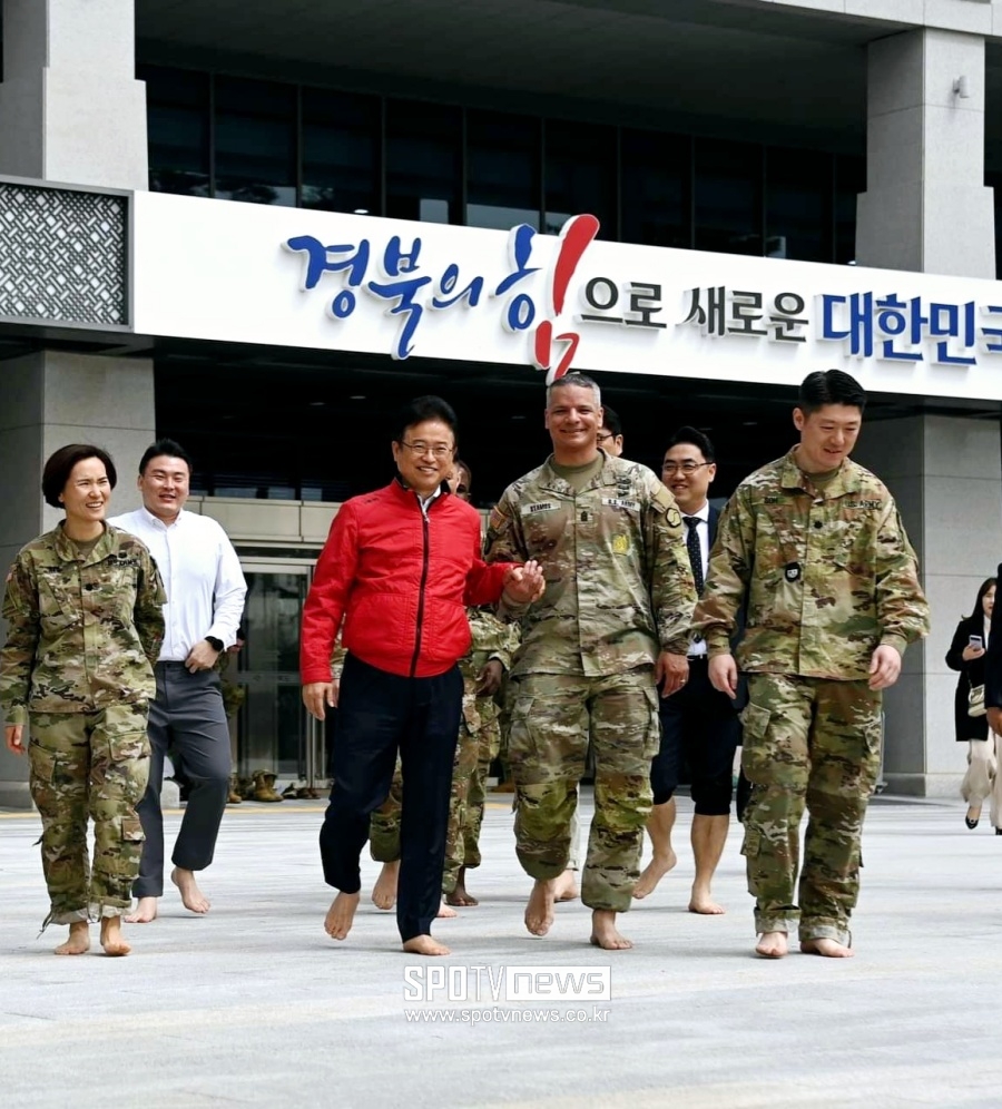 맨발 걷기를 하는 이철우 도지사와 캠프 캐롤 부대 장병들.  