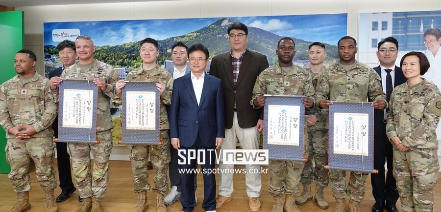 주한미군 씨름 장사를 위한 특별 시상식이 경상북도청에서 열렸다. 