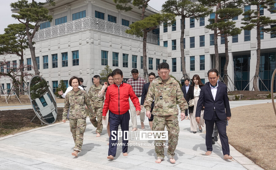 [포토S] 맨발투어 시작! 이철우 경북도지사와 주한미군 장병들