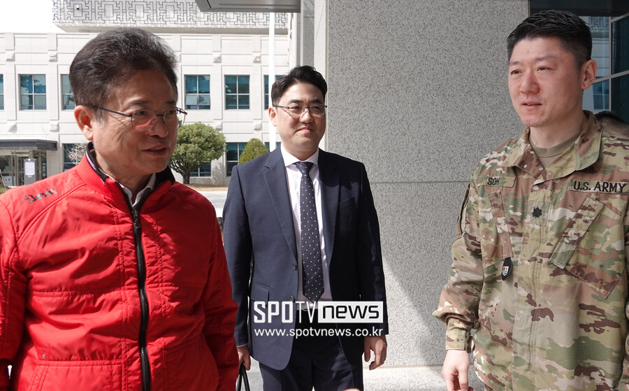 [포토S] 이철우 경북도지사의 이야기 경청중인 김영수 국장