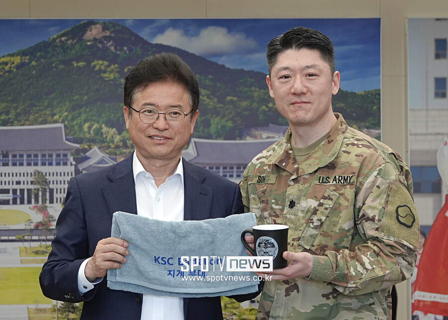 [포토S] 이철우 경북도지사와 기념 촬영중인 스티브소 캠프캐롤 대대장