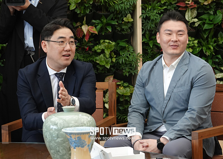 [포토S] 경북도지사에게 설명중인 김영수 씨름진흥원 국장과 정창진 감독