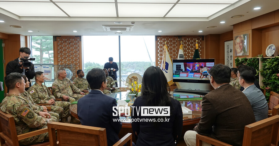 [포토S] 이철우 경북도지사와 함께 씨름 영상 관람중인 미군 장병들