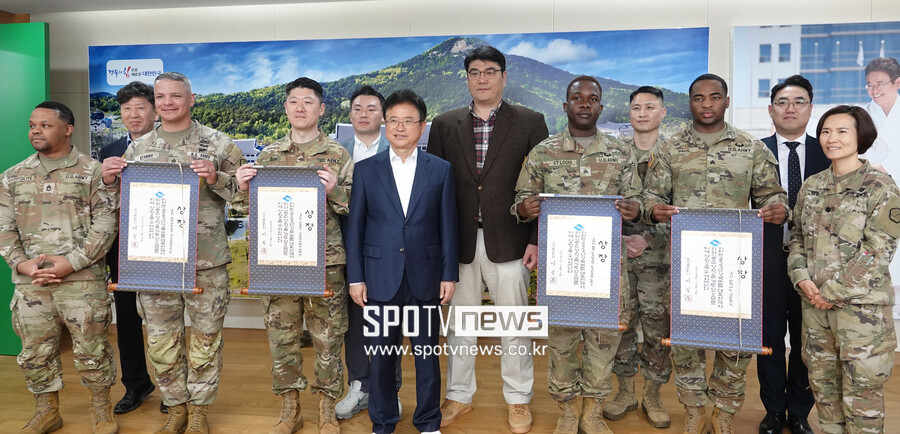 [포토S] 경북씨름 대축전 수상자들과 함께 단체촬영