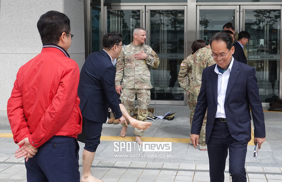 [포토S] 맨발투어 준비완료! 양말벗는 김영수 씨름진흥원 사무국장