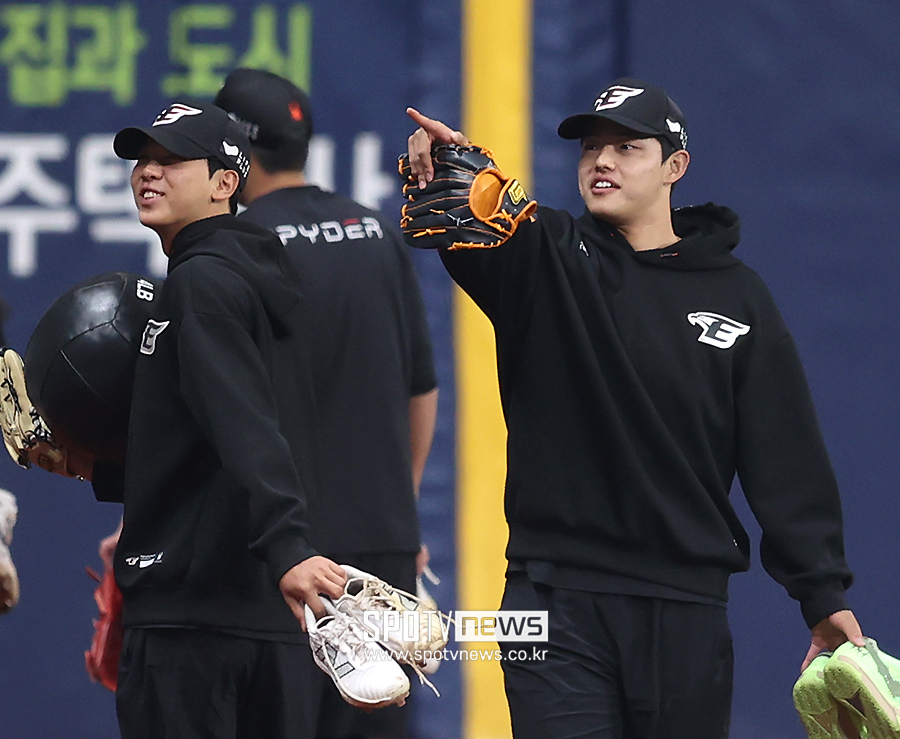 ▲ 황준서 문동주 ⓒ곽혜미 기자