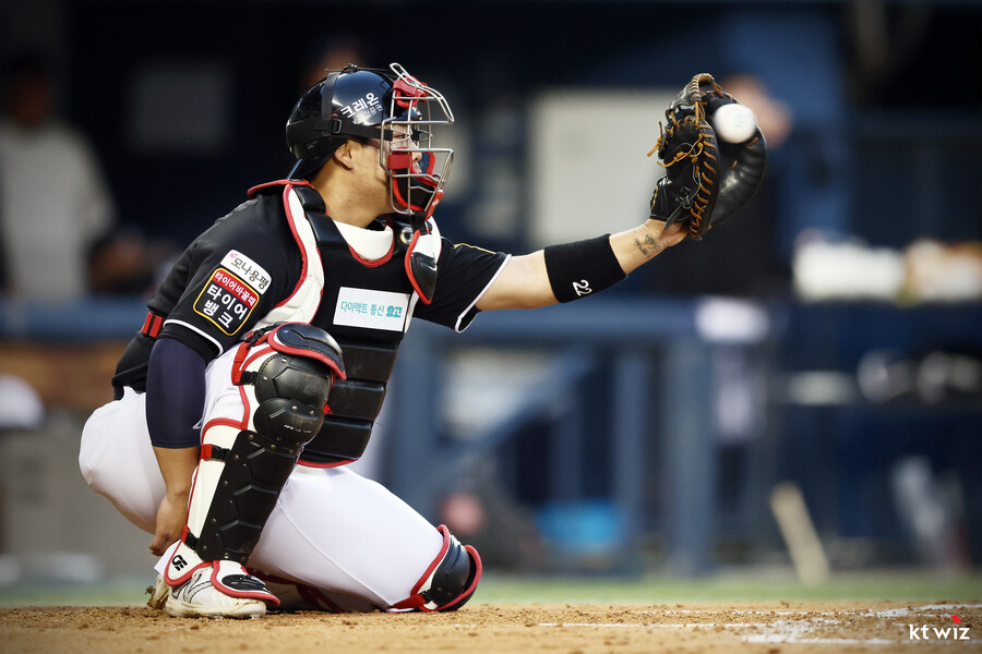 ▲ KT 강백호가 프로 데뷔 후 처음으로 포수로 선발 출전했다. ⓒKT 위즈