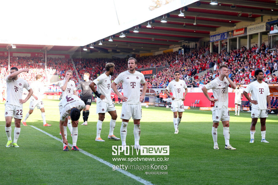 ▲ 2023-24시즌 독일 분데스리가 28라운드 FC 하이덴하임과의 원정을 통해 5경기 만에 선발로 복귀한 김민재가 바이에른 뮌헨 선수 중 유일하게 최저 평점을 받았다. 김민재가 3실점에 모두 관여하면서 최근에 뛰지 못했던 이유를 최악의 방식으로 증명하고 말았다.