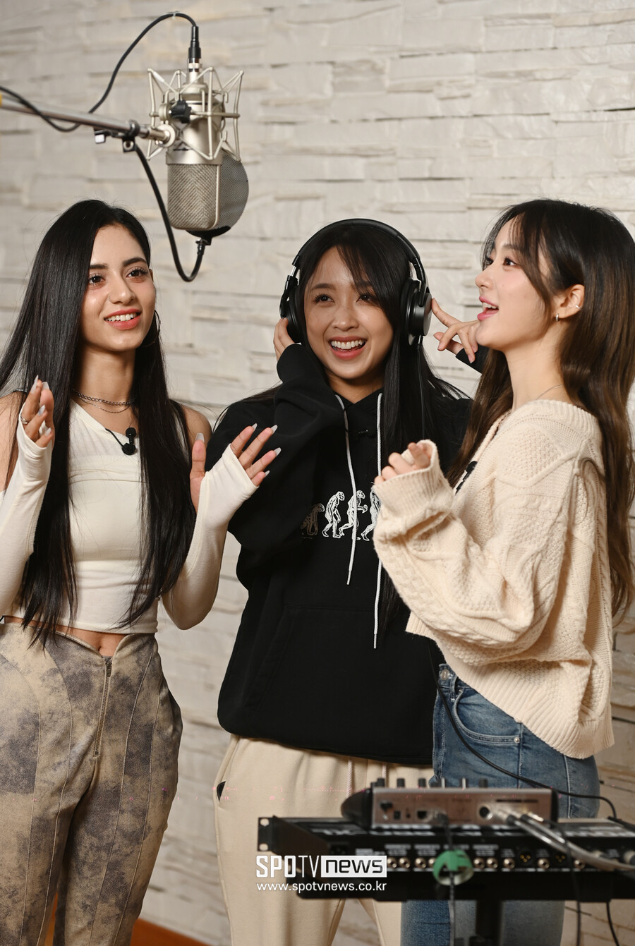 [포토]엑신 아리아-시크릿넘버 디타-아이칠린 이지 '트리플아이즈, 첫 싱글 녹음해요'