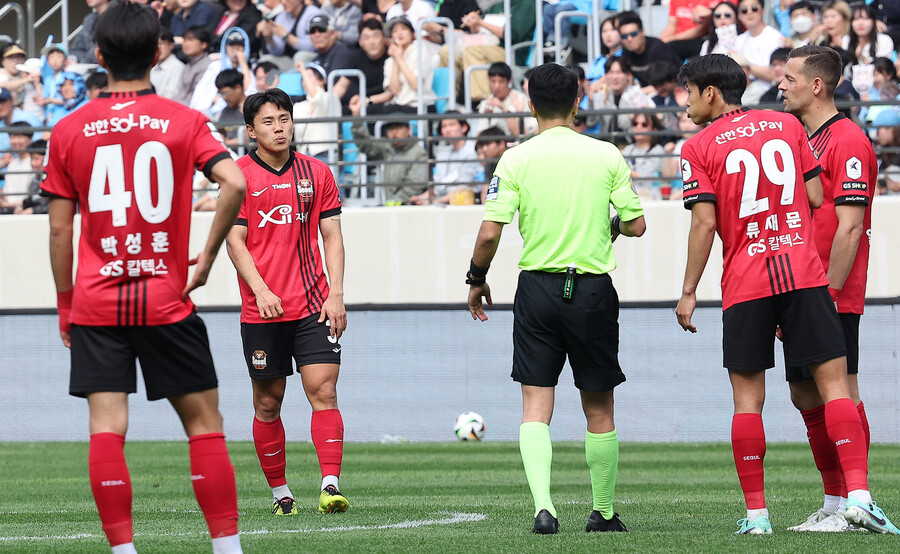 ▲ FC서울은 조영욱이 대구FC의 골망을 흔들었지만, 비디오 판독(VAR) 결과 공격자 파울로 취소 파정을 받았다. ⓒ연합뉴스