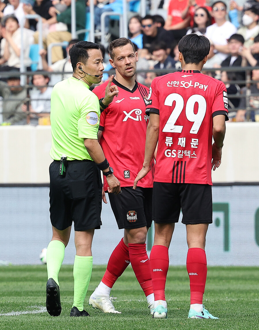 ▲ FC서울은 조영욱이 대구FC의 골망을 흔들었지만, 비디오 판독(VAR) 결과 공격자 파울로 취소 파정을 받았다. ⓒ연합뉴스
