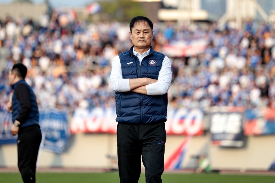 ▲ 최윤겸 충북청주FC 감독의 아들이자 그룹 샤이니의 멤버 민호가 7일 수원삼성과의 홈 경기를 찾아 서포터즈와 함께 응원을 주도했다. 이날 충북청주는 창단 이래 최다 관중을 기록했다. ⓒ 충북청주FC