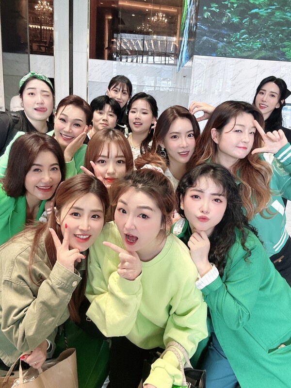 ▲ 트로트 디바들로 이뤄진 축구팀 FC트롯퀸즈. 제공|토마토스포테인먼트