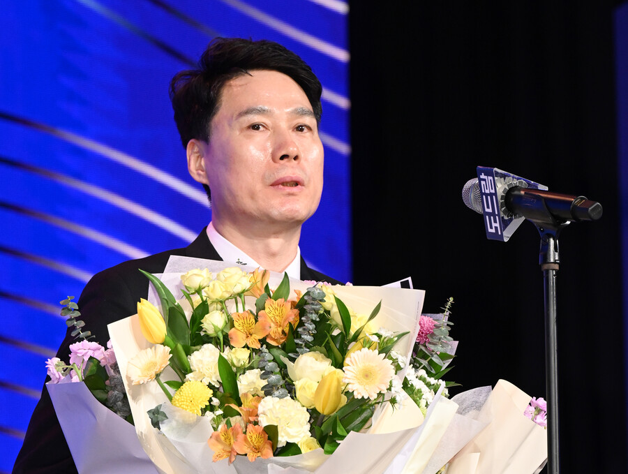 ▲ 여자부 감독상을 받은 강성형 현대건설 감독 ⓒKOVO